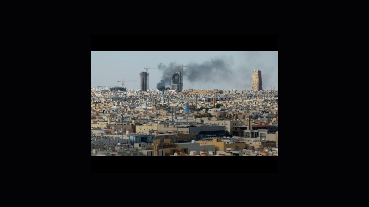 الحوثيون يعلنون استهداف منشأة لأرامكو في الرياض.. ودخان ونيران قرب الموقع