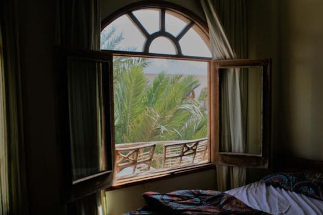 ليالٍ منعشة أم أخطار خفيّة؟... هذا ما يحدث عند النوم والنافذة مفتوحة