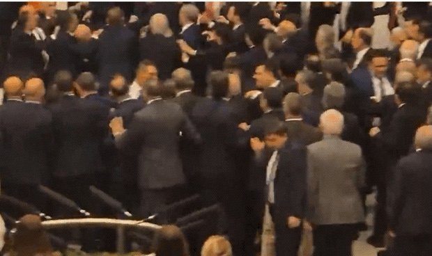  ركل وضرب وشتائم تحت قبة البرلمان التركي