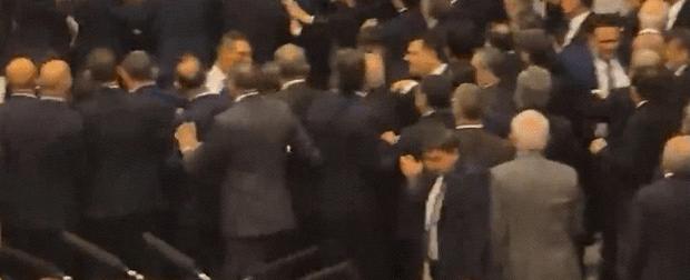 ركل وضرب وشتائم تحت قبة البرلمان التركي