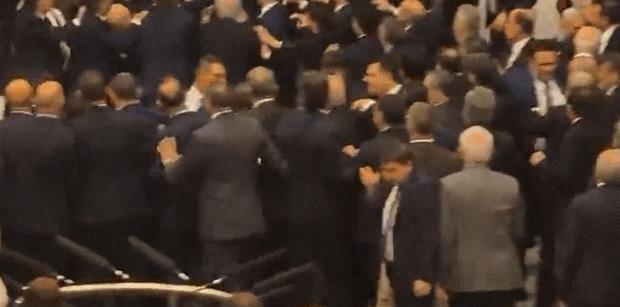 ركل وضرب وشتائم تحت قبة البرلمان التركي