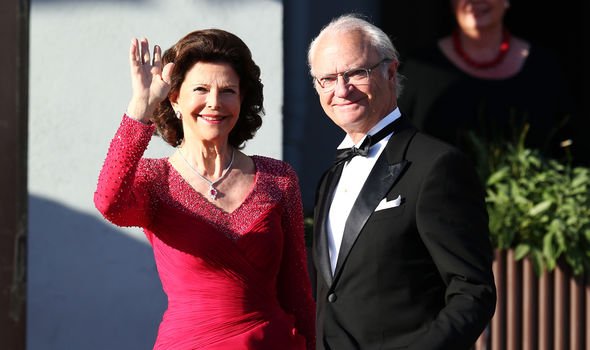 ملك السويد الذي يعاني عسر القراءة.. يعتذر بعد أن أخطأ في نطق اسم حفيدته