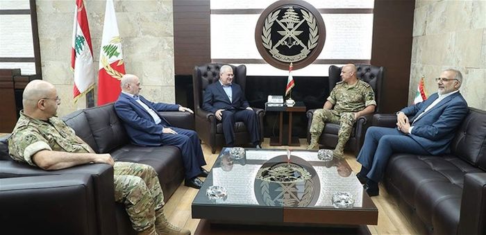 "التيّار الوطني الحر" يقدّم رأس قائد الجيش على طبق من فضة" لـ"حزب الله"