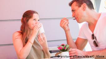 الانجذاب إلى شخص آخر.. إنحراف أو قدر؟ 