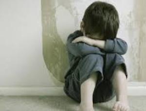 فرنسا.. طفل يفقد القدرة على المشي بعد حبسه ٥٠٠ يومًا في شاحنة