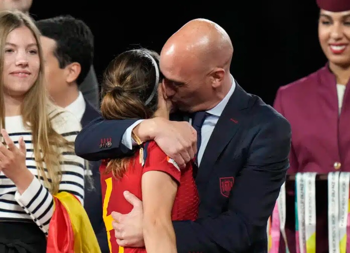 بعد "فضيحة" القبلة.. استقالة رئيس الاتحاد الإسباني لكرة القدم