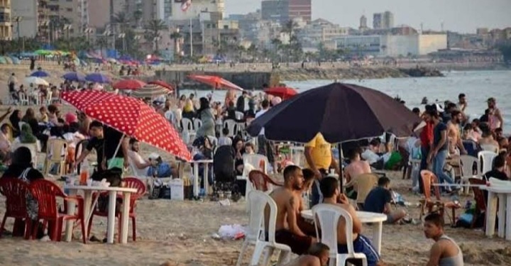 شيخ "يهتاج" من رؤية سيدتين بالمايوه على بحر صيدا و"يرجمهما".. ضجة واستنكار: لسنا إخونجية ولا في إيران!