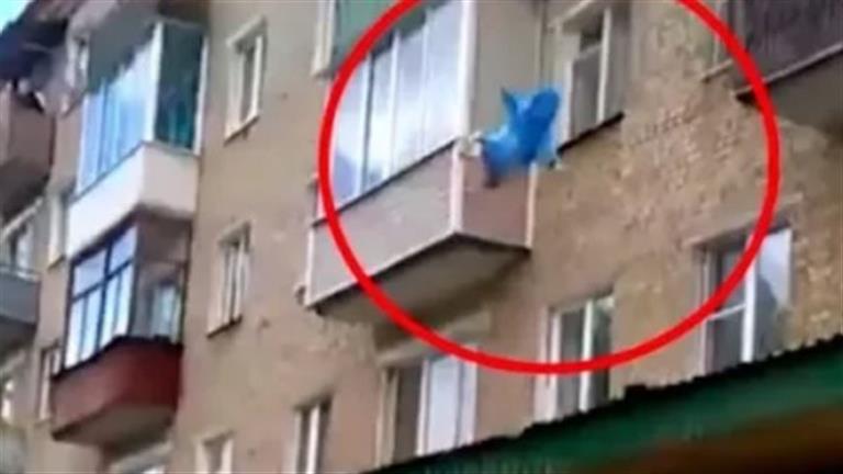 لم تتحمل بكاء ابنتها ذات الـ٣ أعوام.. فألقتها من الشرفة!