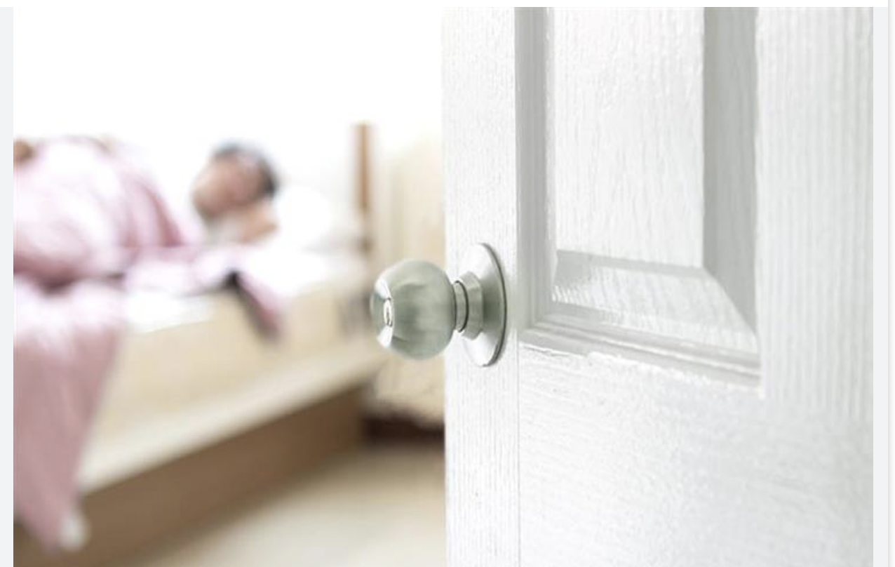 لسبب غير متوقع.. لا تترك باب غرفة نومك مفتوحاً!