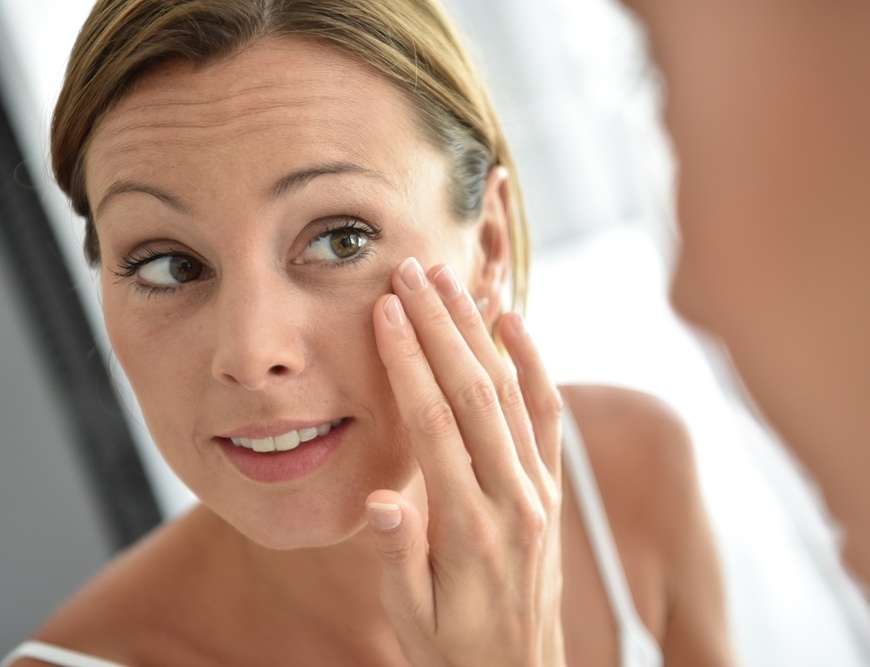  ثلاثة أخطاء تسبّب الشيخوخة المبكرة.. كيف تتجنّبها؟