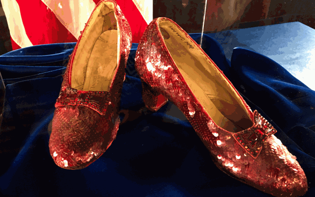 بعد ٢٠ عاماً.. أمريكي يعترف بسرقة حذاء نسائي ظهر في فيلم شهير!