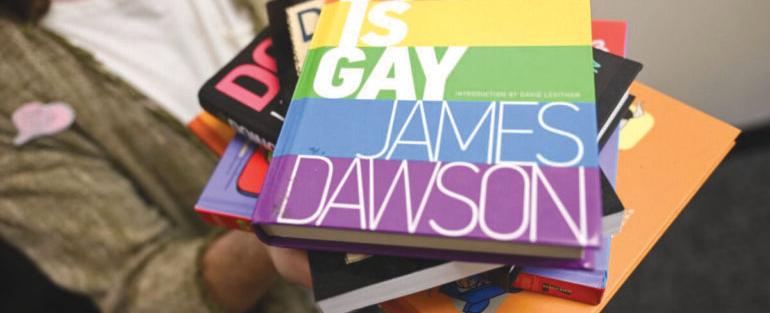 بسبب المثلية ومجتمع الميم.. مدارس بريطانية تزيل كتبا من مكتباتها