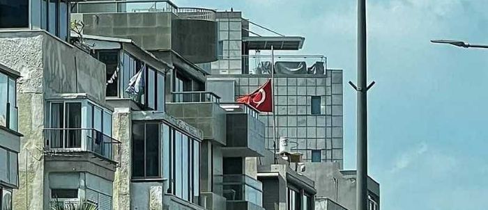 تركيا تنكّس علمها فوق سفارتها في تل أبيب حدادًا على هنية وإسرائيل تغضب!