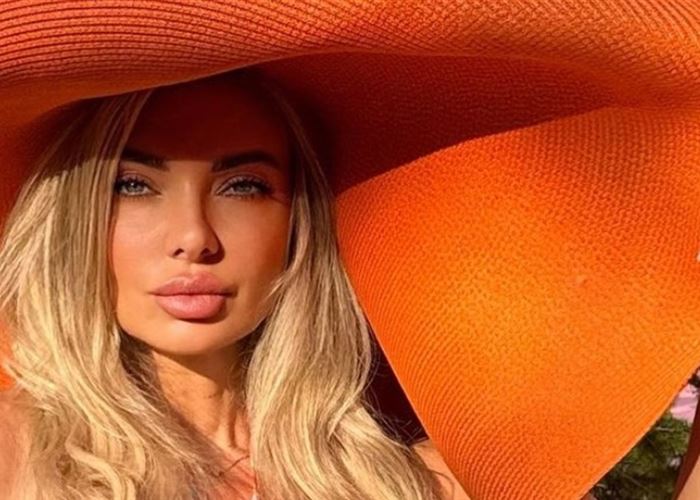 ميريام كلينك شبه عارية خلف العلم الإيراني