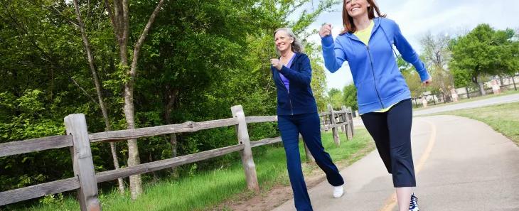 المشي قبل أو بعد الأكل.. أيهما يحرق الدهون أكثر؟