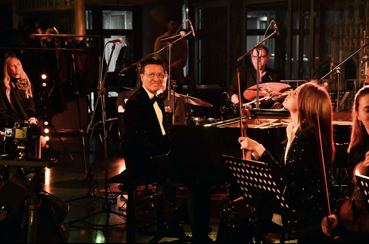 صحيفة "لوموند" تسخر من "الموسيقار" عمر حرفوش بعدما ملأت صوره الإعلانية باريس واعلامها..لماذا؟