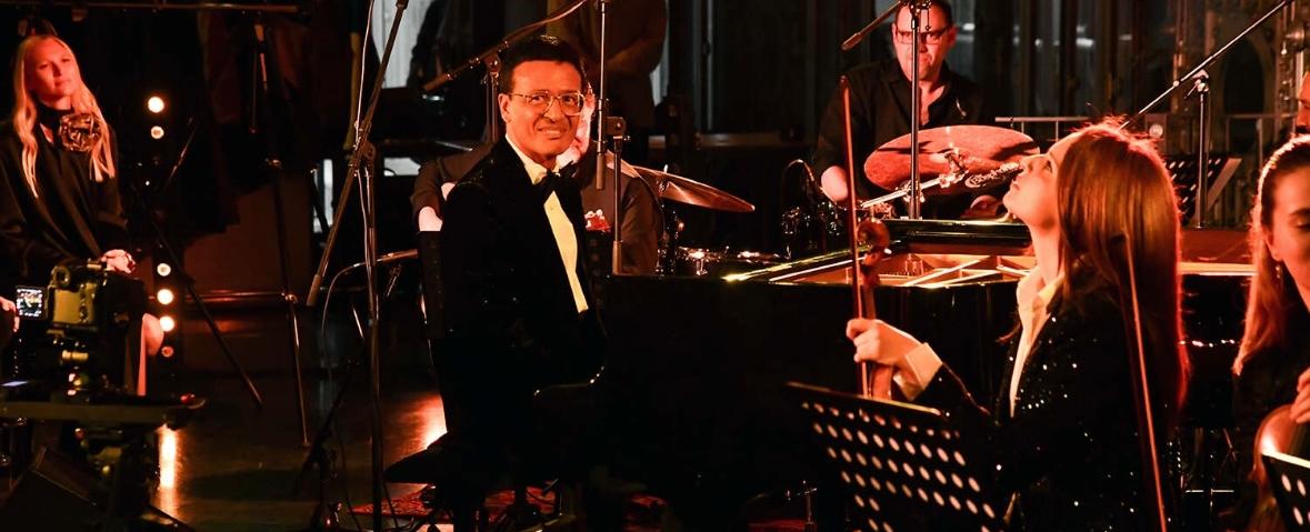 صحيفة "لوموند" تسخر من "الموسيقار" عمر حرفوش بعدما ملأت صوره الإعلانية باريس واعلامها..لماذا؟