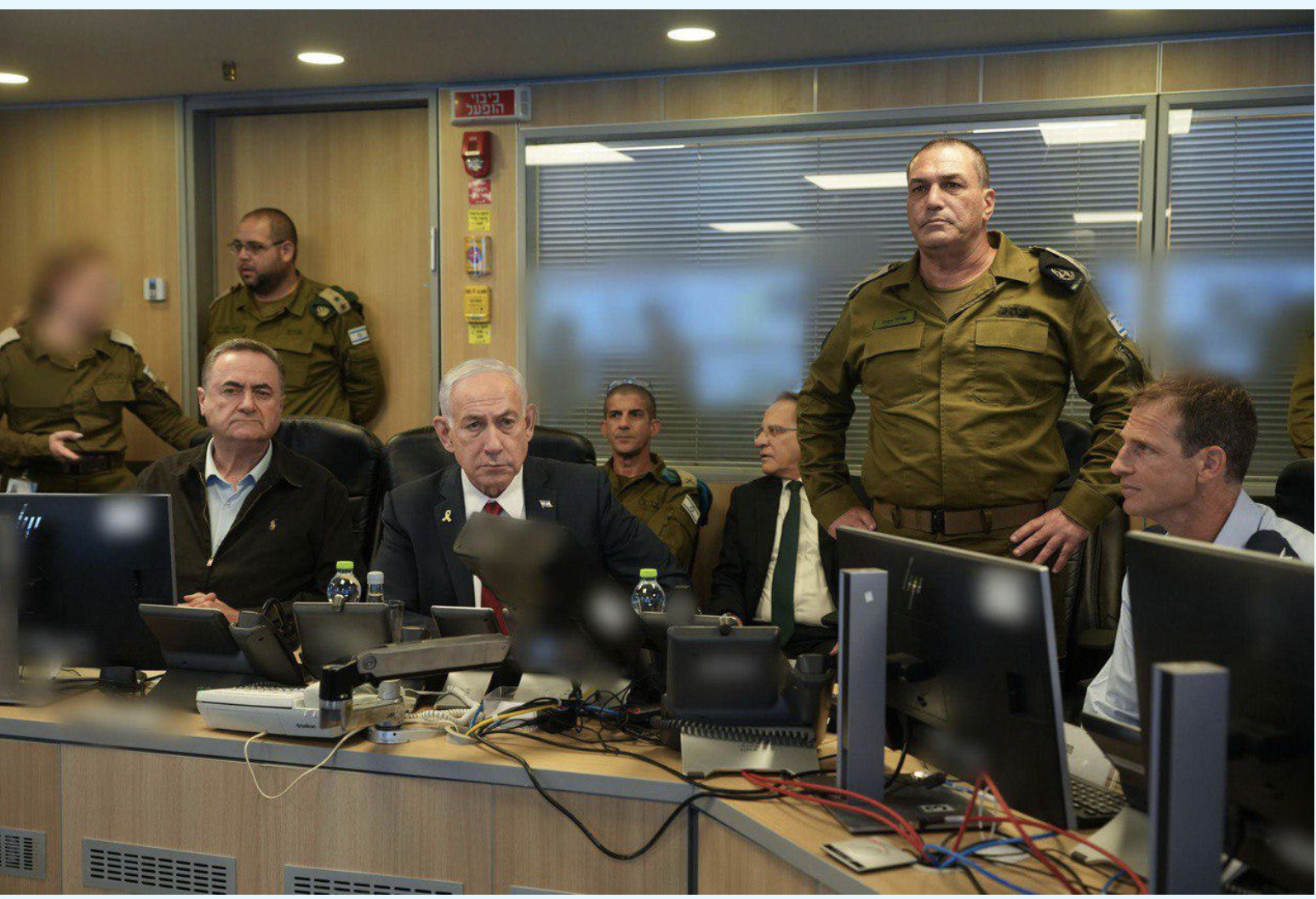 منها المجمّع الرئاسي.. إسرائيل تضرب ٥٠ هدفِا بصنعاء... والحوثى يقصف بالإنشطاري