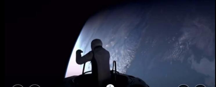 رحلة خاصة جدًا وتاريخية  الى الفضاء ورجل وسيدة يسيران فيه