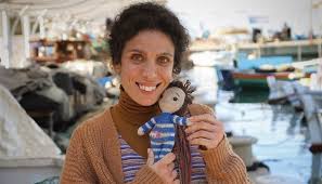 بعد أن فجعوا بموتها.. مشاهدون يوزّعون ورقة نعي "الشهيدة الشابة" عدلا