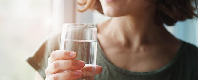 ابدأ نهارك بشرب الماء.. ما لا تعرفه عن هذه العادة الصباحية