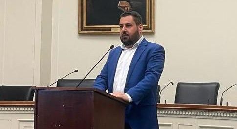 شاعر سوري يعرّي بشّار الأسد أمام الكونغرس: أستحق ألإعدام لأنّني أعارضه