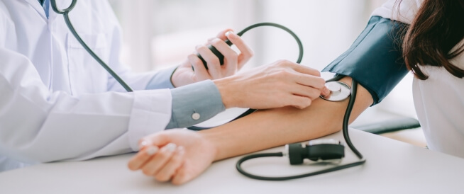 أربعة أخطاء نرتكبها عند قياس ضغط الدم