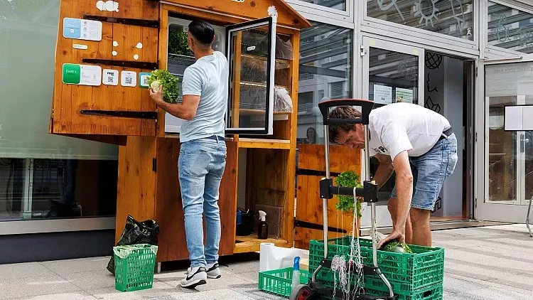 طعام مجاني في الشوارع.. مبادرة سويسرية للحد من هدر الطعام
