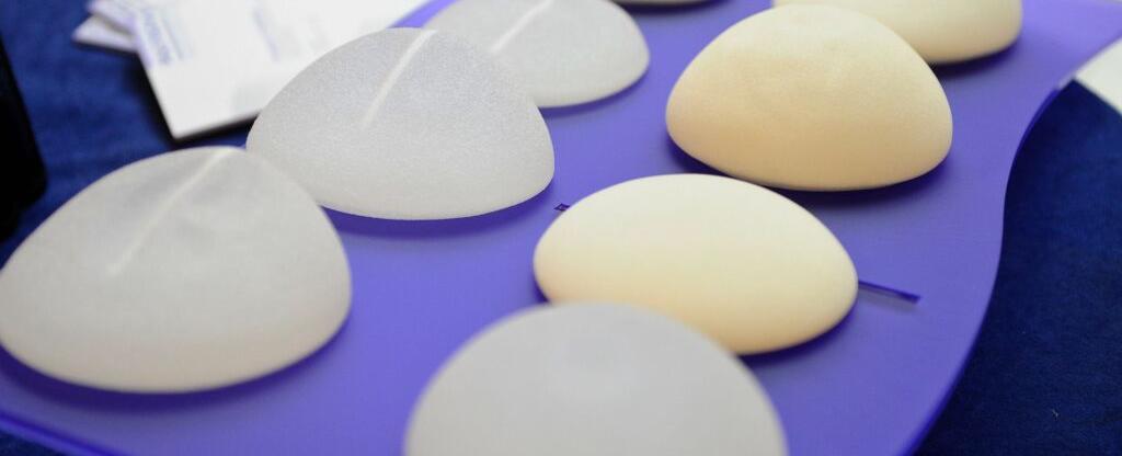 نساء يقرّرن إزالة "حشوات الثدي".. لماذا؟