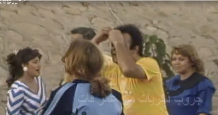 من بينهم يسرا ولبلبة وليلى علوي..  ممثلو الزمن الجميل يلعبون كرة القدم وعادل إمام يعلّق 