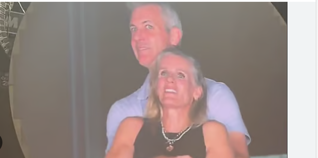 حفل كولدبلاي.. لحظة حميمة تفضح علاقة سرية بين مدير متزوج وزميلته   