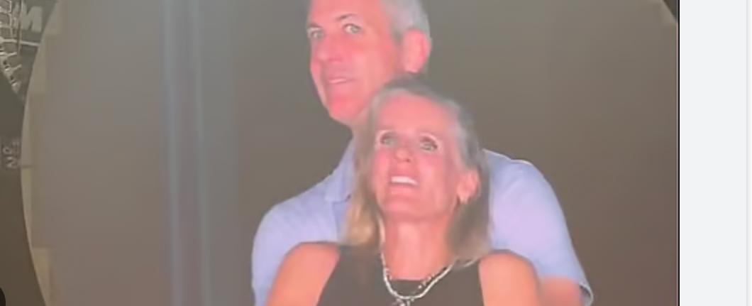 حفل كولدبلاي.. لحظة حميمة تفضح علاقة سرية بين مدير متزوج وزميلته