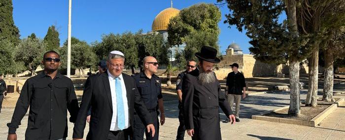 خمسة من كبار حاخامات القدس يحرمون على اليهود الصلاة في "الأقصى"..لماذا؟