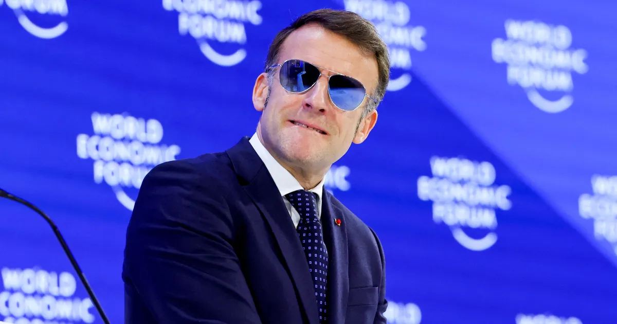 دعاية مجانية للماركة المصنِّعة… نظارات ماكرون تشهد إقبالًا قياسيًا على الشراء