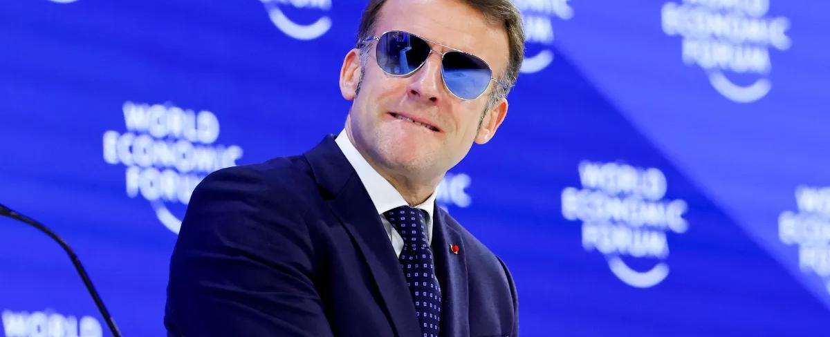 دعاية مجانية للماركة المصنِّعة… نظارات ماكرون تشهد إقبالًا قياسيًا على الشراء