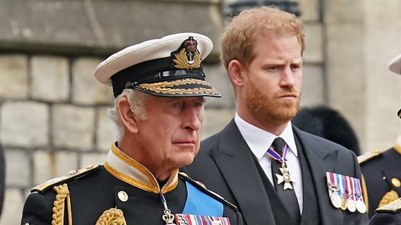 بعد سنوات من القطيعة .. اتصال سري بين الملك تشارلز والأمير هاري