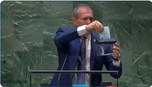 السفير الإسرائيلي يمزّق في نيويورك ميثاق الأمم المتحدة بعد تصويت رمزي لمصلحة دولة فلسطين