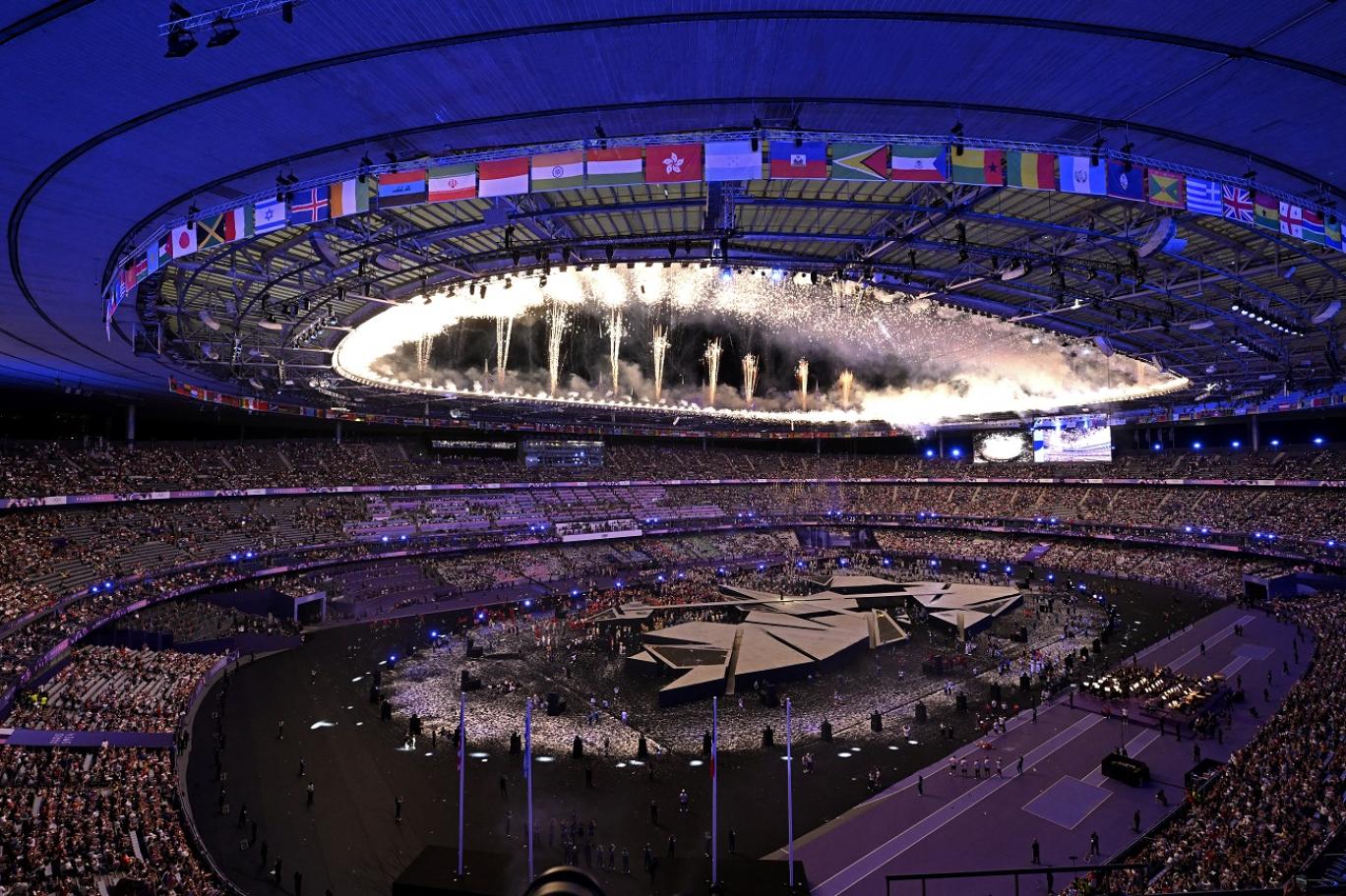 باريس تختتم الأولمبياد بعرض مبهر.. ولوس أنجلوس تتسلّم الشعلة