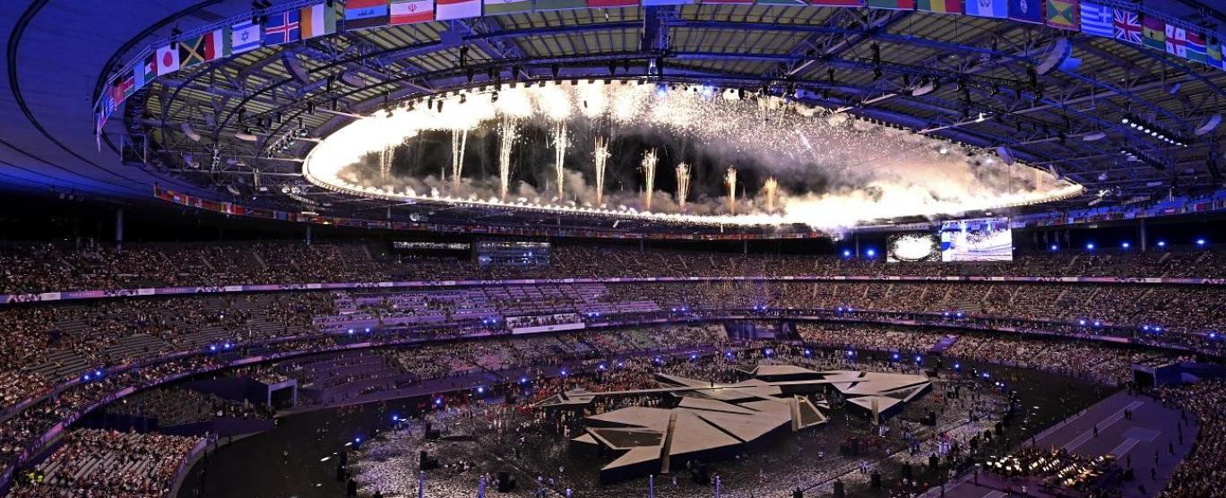 باريس تختتم الأولمبياد بعرض مبهر.. ولوس أنجلوس تتسلّم الشعلة