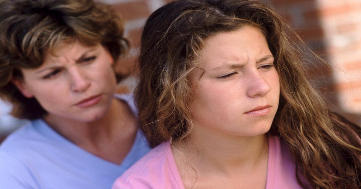 عبارة عادية لكنها سامة تكشف غيرة الأم من ابنتها