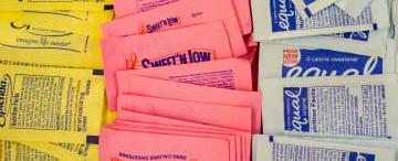 دراسة: المُحلي الصناعي "سكرالوز" يُربك الدماغ ويزيد من الجوع