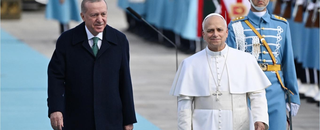 محمّلة برسائل حوار وسلام.. بابا الفاتيكان يستهل أولى زياراته الخارجية من تركيا