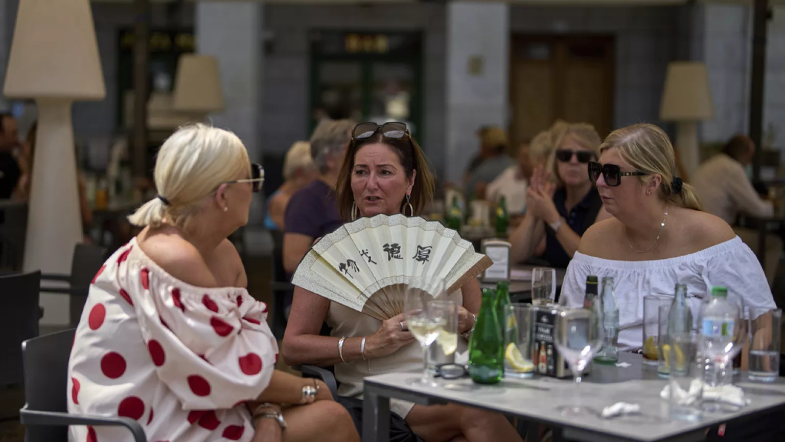 هتف "لبيك يا نصر الله".. مالك مطعم لبناني في إسبانيا يطرد سياحًا الإسرائيليين 