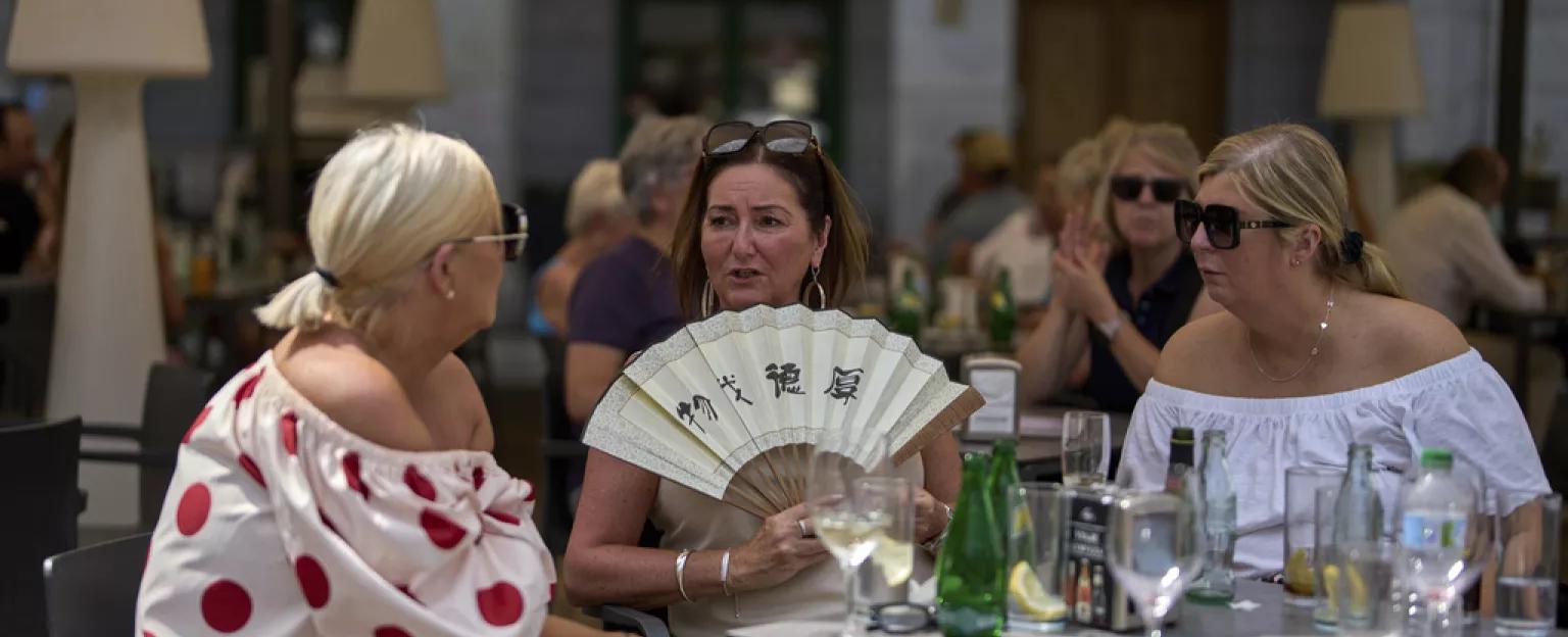 هتف "لبيك يا نصر الله".. مالك مطعم لبناني في إسبانيا يطرد سياحًا الإسرائيليين