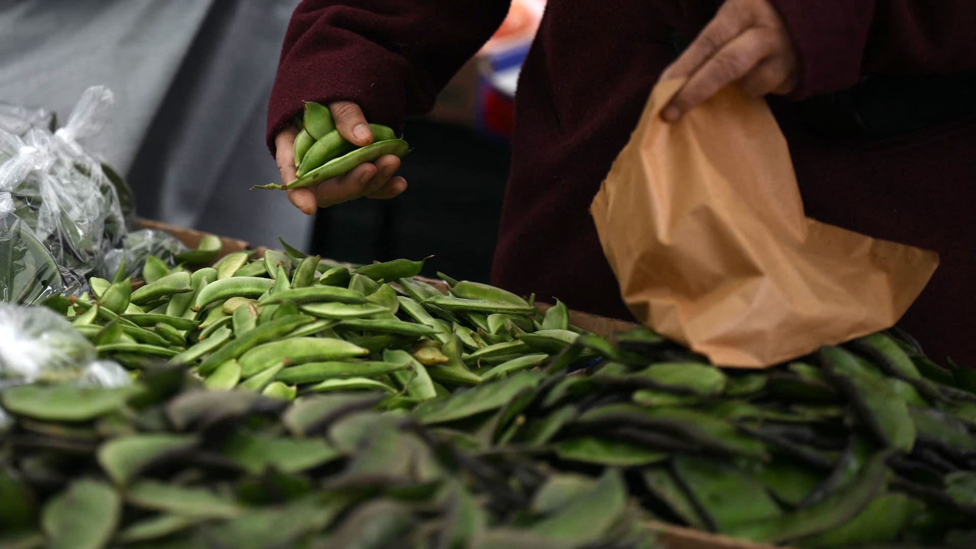 بدل أن تقل له عقبال ال ١٠٠ أهده هذا ...الطعام! 