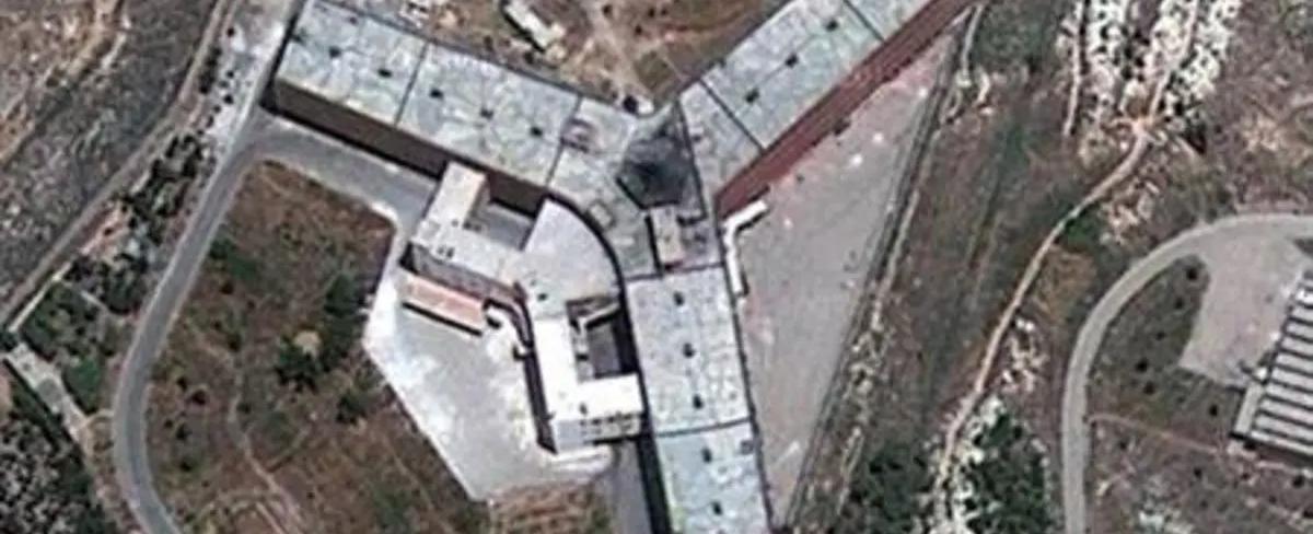 يحتاج الدخول إليهم تقنيات ورموز خاصة.. سجناء محتجزون تحت الأرض في سجن صيدنايا