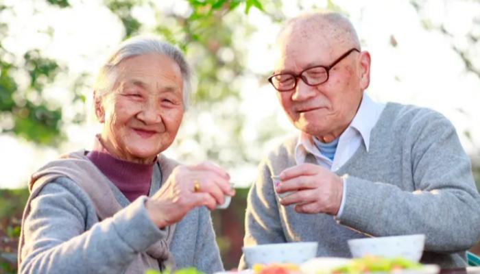 تنبع من تعاليم كونفوشيوسية يابانية.. عادة غذائية بسيطة ترتبط بانخفاض الوزن وطول العُمر