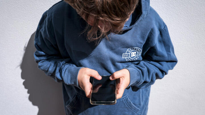 أستراليا تحظر الأطفال دون الـ١٦ سنة على تيك توك وفيسبوك