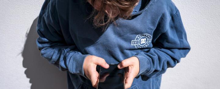 أستراليا تحظر الأطفال دون الـ١٦ سنة على تيك توك وفيسبوك