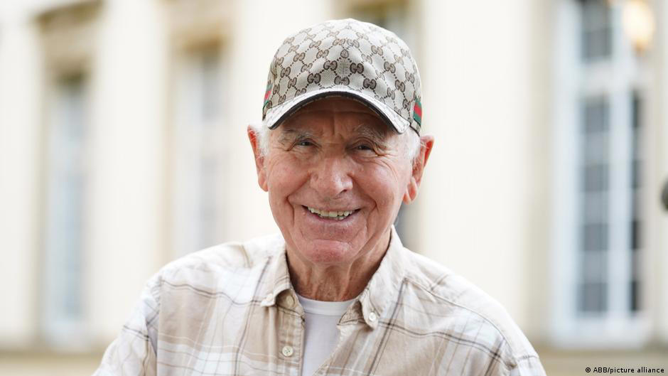 ثري ثمانيني يعرض مليون دولار لمن تنجب له الوريث